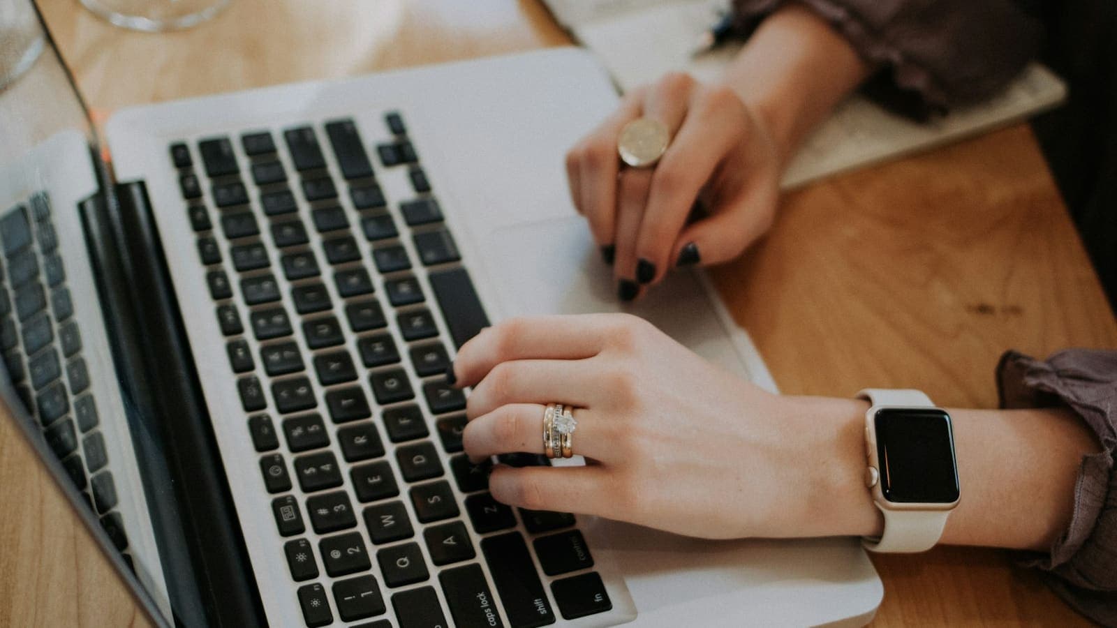 AI Content Agent khác gì với việc dùng ChatGPT viết content thủ công?
