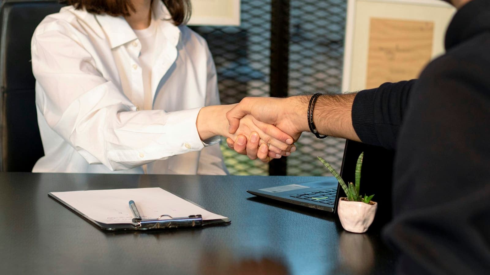 AI Agent hỗ trợ onboarding nhà cung cấp mới như thế nào?