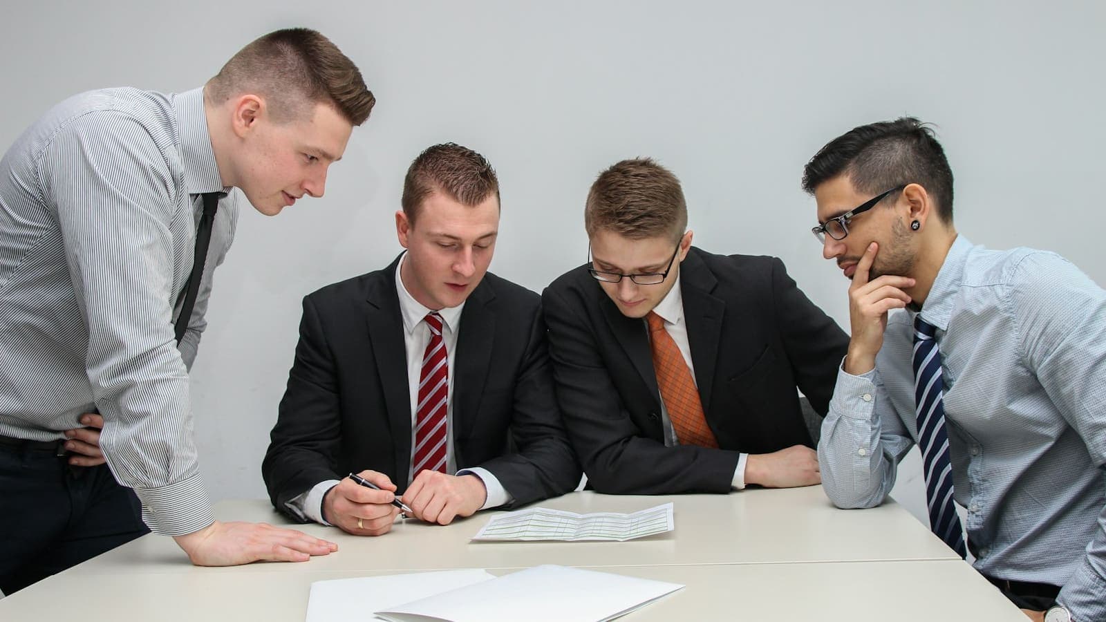 Tự xây hay thuê đơn vị triển khai AI Agent: Nên chọn phương án nào?